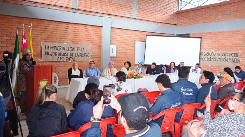 Foto audiencia pública del proceso participativo política minera