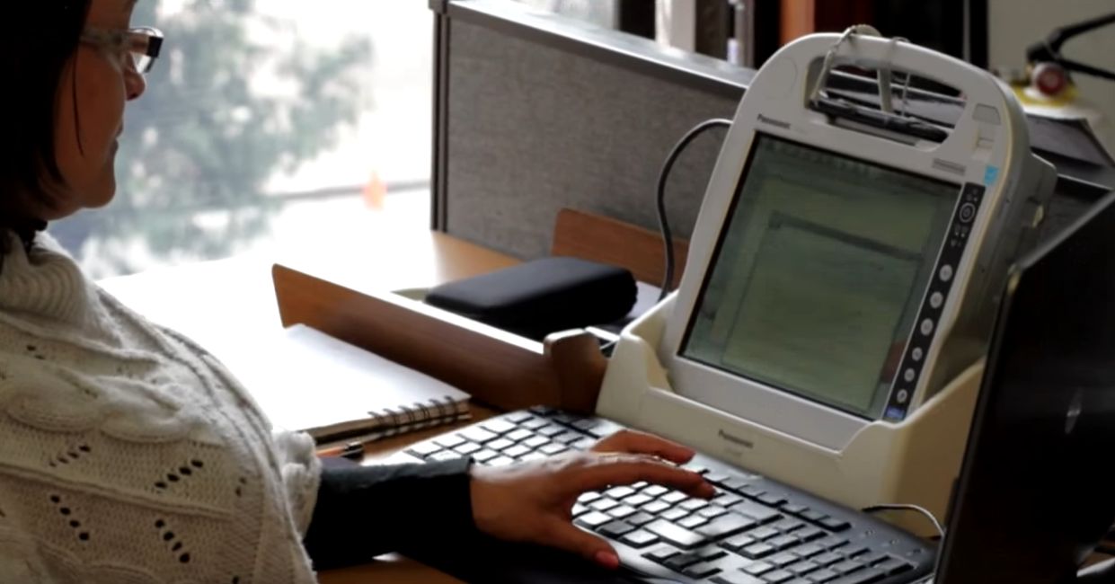 Foto mujer trabajando en un computador